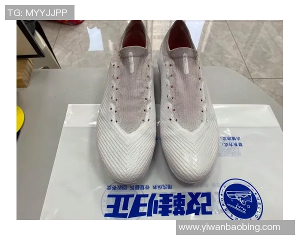 纯白色x足球鞋球星上脚展现运动风尚与潮流碰撞