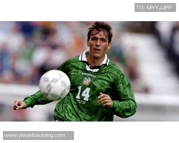 足球明星在绿茵场上闪耀光芒展示技艺与魅力引领全球球迷激情四溢