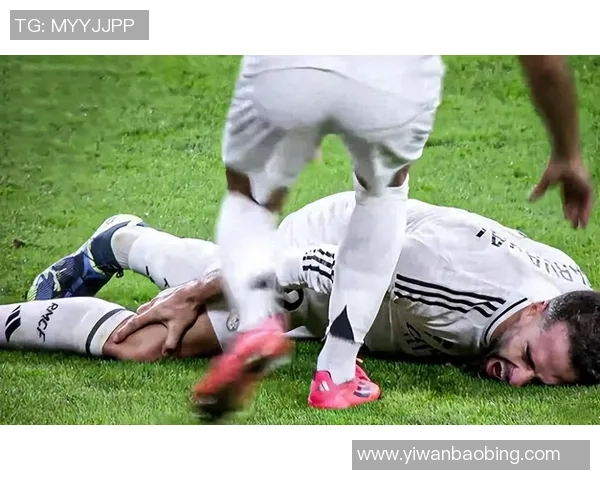 足球球星因拉伤痛苦倒地 现场视频揭示伤情严重性引发关注